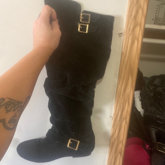 Clothes and boots - Picture 1 of 8